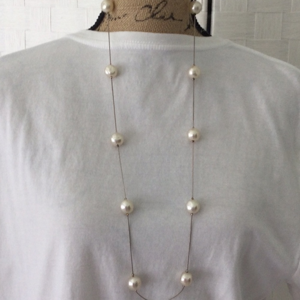 Woman’s Faux Pearl Necklace with a sliver color chain is a Charming piece